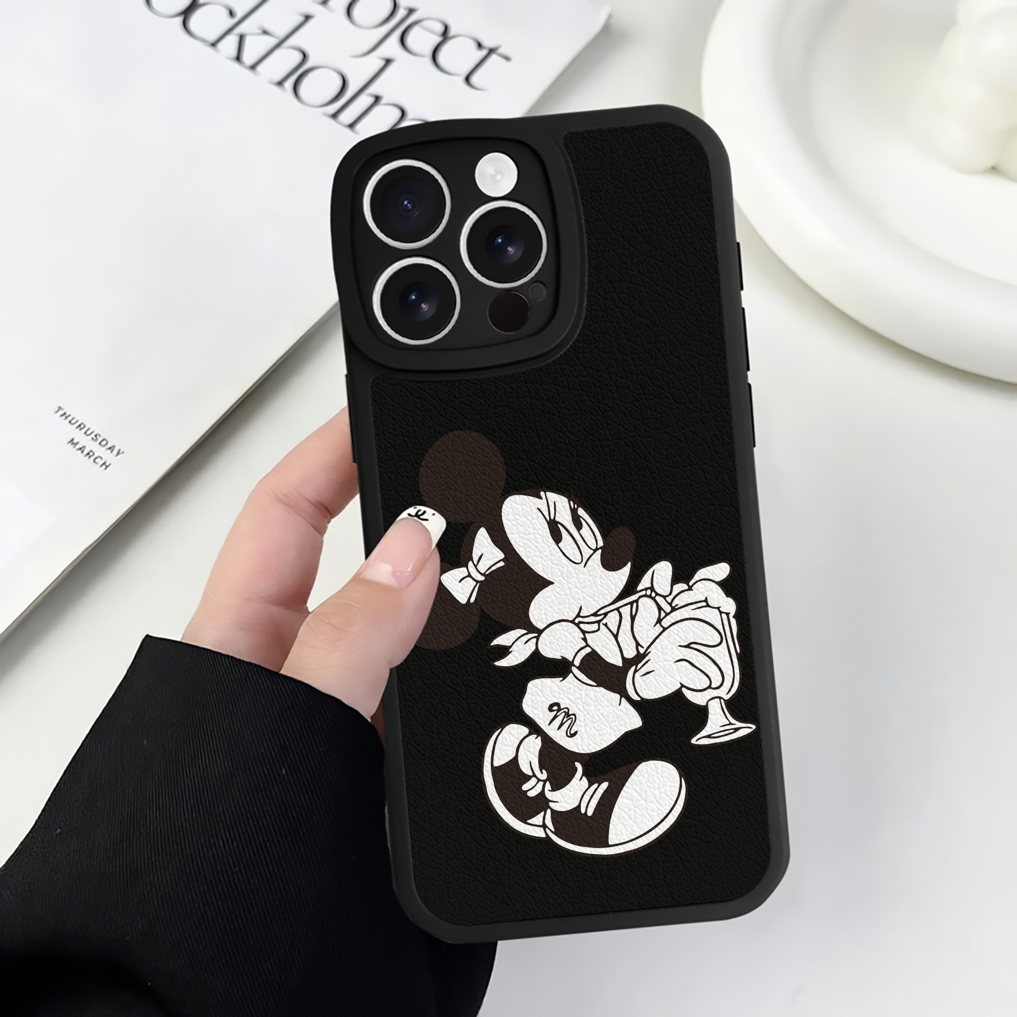 （画像用） ミッキーマウス Mickey Mouse 【iPhone 16シリーズ対応】シリコンスマホケース（レザー調） 材質：シリコン